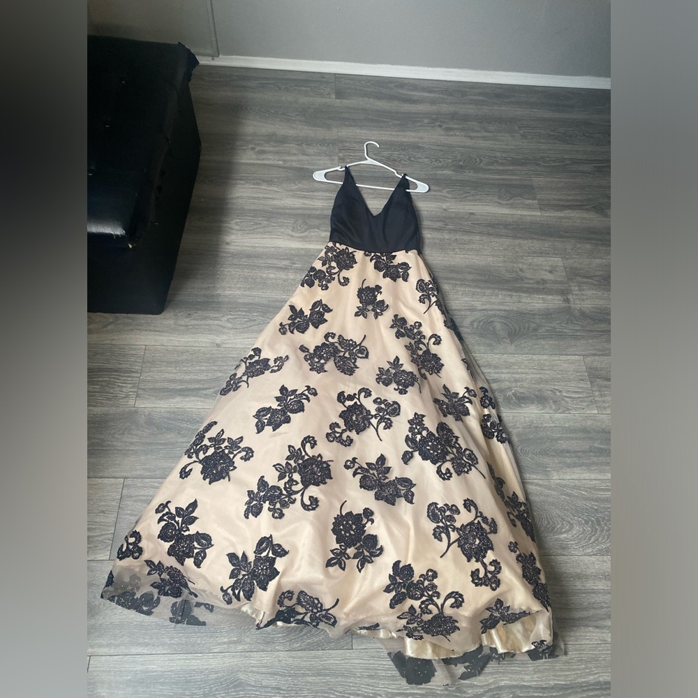 Beautiful dress for wedding or prom it even has pockets! Black velvet top